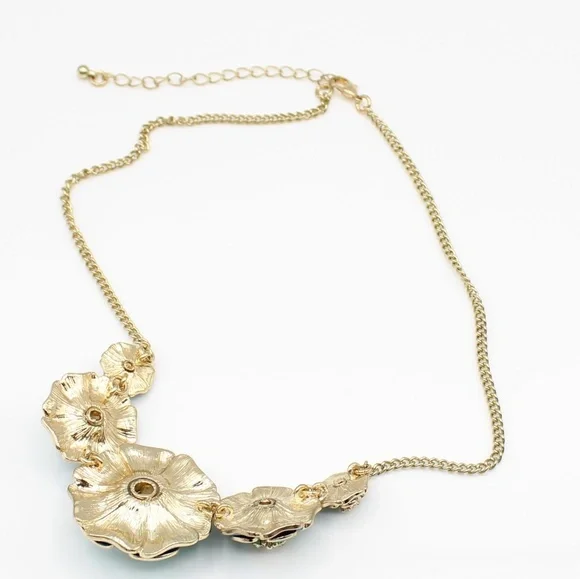 Blue flower and rhinestone necklace - Picture 3 of 5